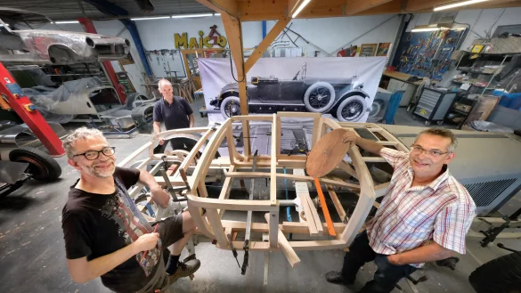 Ludger Klinke (von links), Helmut Kuhre und Martin Klinke sind echte Oldtimer-Enthusiasten. Sie bieten Restaurationen und Karosseriebau an. - &copy; Andreas Fr&uuml;cht