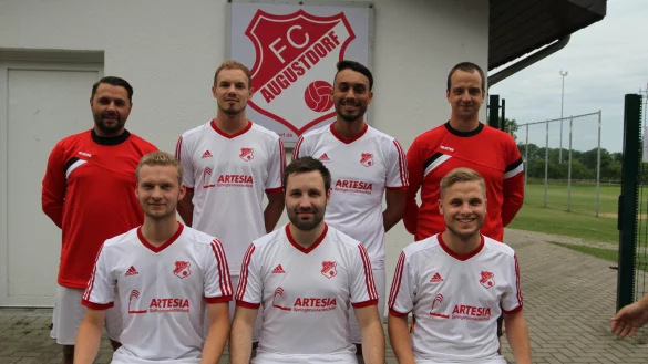 Die Trainer mit den neuen Spielern am Schlingsbruch: (oben von links) Steven Hengstler, J&uuml;rgen Rau, Yasin Karaman, Matthias Heymann sowie (unten von links) Marc Wiemann, Malte Kiel und Kevin S&ouml;mmer. - &copy; Sebastian Lucas