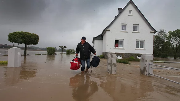 Vom Wasser vertrieben: In Lieme hat Otaviano Ponath das N&ouml;tigste f&uuml;r die Notunterkunft gepackt. Seine Schwiegermutter (83) kommt in Detmold unter. - &copy; Vera Gerstendorf-Welle