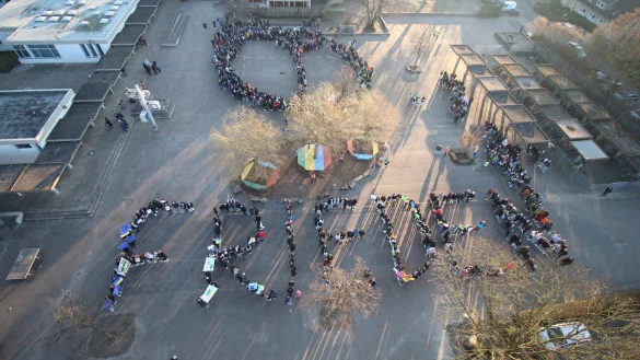 Die Sch&uuml;ler setzen sich f&uuml;r Frieden in der Ukraine ein. - &copy; Realschule Lemgo