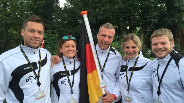 Im National-Dress: Der Augustdorfer Peter Ingenhaag (links) und sein Team. - &copy; privat