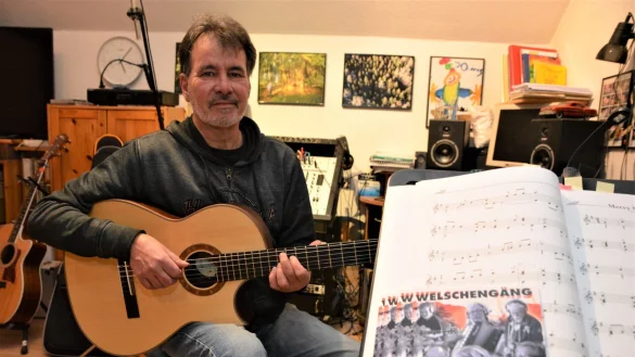Gitarrist Thorsten Hasselberg in seinem Musikraum. Auf dem Notenst&auml;nder liegt die CD der &bdquo;Welscheng&auml;ng". - &copy; Karin Prignitz