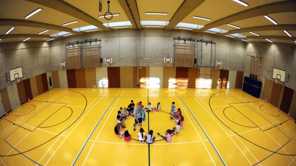 Eine Lehrerin verteilt an ihr 19-k&ouml;pfige Gruppe blaue B&auml;ndchen, um Gruppen einzuteilen. - &copy; Foto:dpa