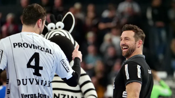 Kiels Anf&uuml;hrer Domagoj Duvnjak (links) und Lemgos Trainer Florian Kehrmann gingen nach dem letzten Spiel des Jahres fr&ouml;hlich auseinander.&nbsp; - &copy; J&ouml;rg Hagemann