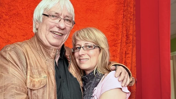 Nach 44 Jahren hat Liane Scholl erfahren, dass G&uuml;nther Garding ihr Vater ist. Beide kommen aus v&ouml;llig verschiedenen Welten, wollen einander besser jetzt kennenlernen. Die erste Umarmung ist deshalb noch etwas zur&uuml;ckhaltend. - &copy; FOTO: KARIN PRIGNITZ