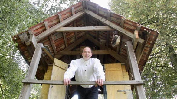 Timm Miersch vor einem Bauwerk mit Kehlbalkendach. Der "große Bruder" einer solchen Konstruktion, das Dach des Gräftenhofes im LWL-Freilichtmuseum Detmold, ist ein Lieblingsort des Zimmerermeisters, bisherigen Gebäuderestaurators und künftigen Direktors der Freilichtmuseen Niederbayern. - © Barbara Luetgebrune