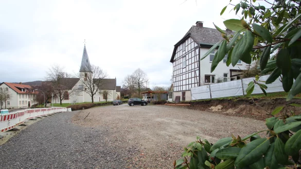 Am Ort der fr&uuml;heren Pfarrscheune an der Hohenhauser Stra&szlig;e entsteht das Gemeindehaus 2. Im Hintergrund ist die Pauluskirche zu sehen, rechts das Pfarrhaus, links die alte Schule, die inzwischen die Firma Betriko beheimatet. - &copy; Jens Rademacher