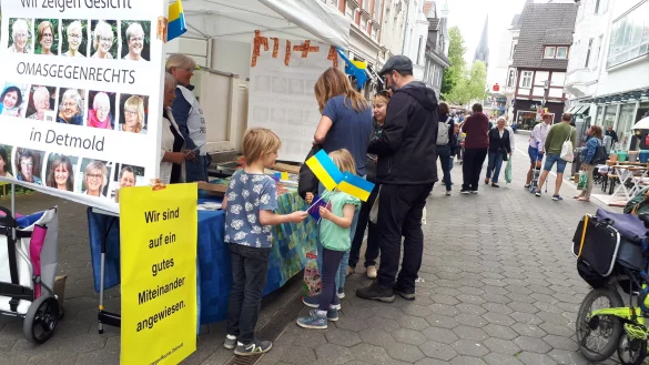 Sie stehen f&uuml;r eine tolerante Gesellschaft ein. Hier eine der Aktionen in der Detmolder Innenstadt. - &copy; Brigitte van Ahee