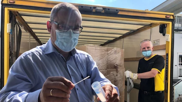 Carsten Tiemann (Labor Krone, links) und Lars Kelsner (Deutsche Post) verladen Corona-Lolli-Tests. - &copy; Sven Kienscherf