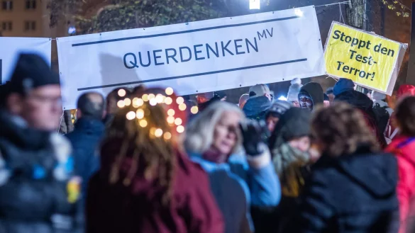 Gegen Corona-Beschr&auml;nkungen - &copy; Foto: Jens B&uuml;ttner/dpa-Zentralbild/dpa