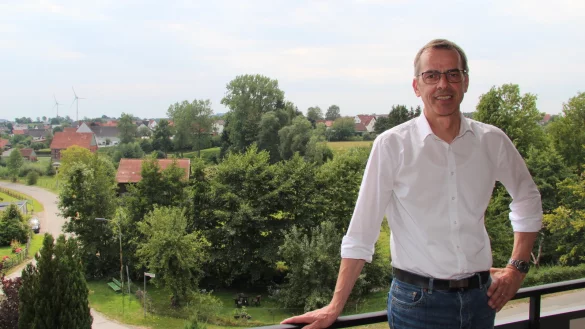 Blick vom Balkon ist Niesetal: &bdquo;Hier k&ouml;nnte ich auch gut als Sch&uuml;tzenk&ouml;nig repr&auml;sentieren", lacht J&ouml;rg Bierwirth. - &copy; Silke Buhrmester