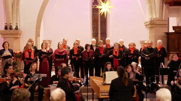 Weihnachtsoratorium. Die Kantorei der Marktkirche, die Solisten Pia Viola Buchert (hinten links) und Gottfried Meyer (hinten rechts) sowie ein vital musizierendes Orchester unter Leitung von Kantorin Lea Marie Lenart am Cembalo verleihen dem Konzert gro&szlig;en Glanz. - &copy; Thomas Kr&uuml;gler