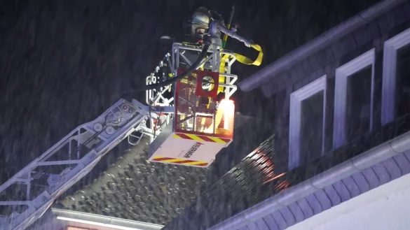 Ein Anwohner hatte ein Glimmen in der Dachrinne bemerkt. - &copy; FREITAG-TV