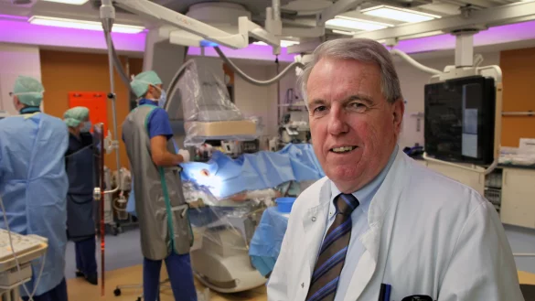 Am Eingang zum Hybrid-OP: Prof. Dr. Ulrich Tebbe. Er war ein Vierteljahrhundert Chefarzt in Detmold. 
- &copy; Bernhard Preu&szlig;