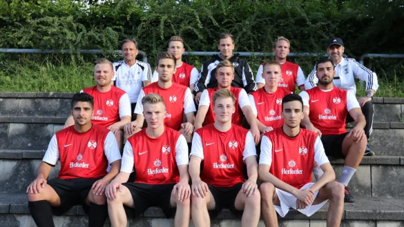 In Mannschaftsstärke: Die Neuzugänge plus Trainer-Team des SV Werl-Aspe mit (hintere Reihe von links) Co-Trainer Erich Gnade, Niklas Böhmer, Torwart-Trainer Tim Lambracht, Andre Bultmann, Trainer Carsten Schulze, (mittlere Reihe von links) Kevin Krzemien, Arne Tiemann, Niklas Rehder, Niklas Hannewacker, Dogan Ay sowie (vordere Reihe von links) Fadel Chanalour, Marius Seipt, Tim Held und Nour Eddine Mojib. - © Oliver König