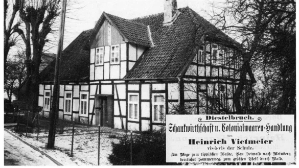 Die alte Schule in Diestelbruch: Die historische Ansicht zeigt, wie es im Dorf in alten Zeiten ausgesehen hat. - © Privat