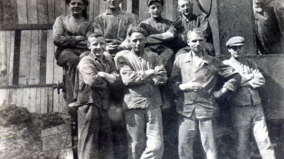 An der neuen Lokomotive haben sich die Arbeiter der Zementfabrik im Jahre 1920 für ein Erinnerungsfoto aufgestellt. Zweiter von links in der oberen Reihe ist Wilhelm Höltke, der Vater von Ortshistoriker Werner Höltke. Repro: Horst Biere/Quelle: Archiv Höltke - © Repro: Horst Biere / Quelle: Archiv Höltke