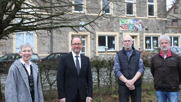 Museumsdirektorin Dr. Vera L&uuml;pkes (von links), J&ouml;rg D&uuml;ning-Gast und die Betreiber des Schie&szlig;kinos, G&uuml;nter Kamp und Ulrich Kindsgrab, erl&auml;utern ihre Ansichten zur Jagd. - &copy; Philipp Kersten