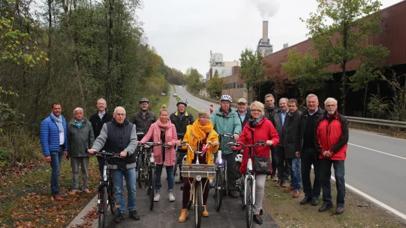 Der neue Bürgerradweg ist fertig: Radfahrer können nun sicher zwischen Leopoldstal und Sandebeck - entlang der stark frequentierten L954 - hin und her radeln. Von dem Ergebnis haben sich unter anderem die beiden Bürgermeister Carsten Tolke (links, Steinheim) und Stefan Rother (3. von links, Horn-Bad Meinberg) sowie Mitglieder der Heimatvereine Sandebeck und Leopoldstal ein Bild gemacht. - © Michaela Weiße