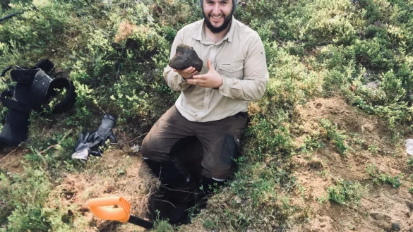 Glücklich: Nach mehr als zwei Wochen erfolgloser Suche wird Riccardo Cataldi kurz vor der Abreise doch noch in Schweden fündig. In der Hand hält er ein Stück eines Meteoriten. - © Privat