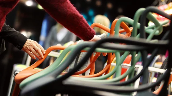 M&ouml;belkauf - &copy; Foto: Oliver Berg/dpa