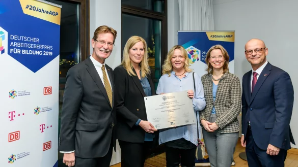 BDA-Vizepr&auml;sident und Juryvorsitzender Dr. Gerhard F. Braun &uuml;berreichte den Arbeitgeberpreis an Inka Sander und Petra B&ouml;hnisch (Kita P&ouml;ppenteich), gemeinsam mit Birgit Bohle (Telekom AG) und Martin Seiler (Deutsche Bahn AG). - &copy; Carolin Jenkner-Kruel