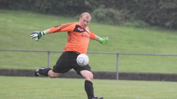 So erzielt Andre Newger sein erstes Tor im Seniorenbereich - per Abschlag. - &copy; Sebastian Lucas