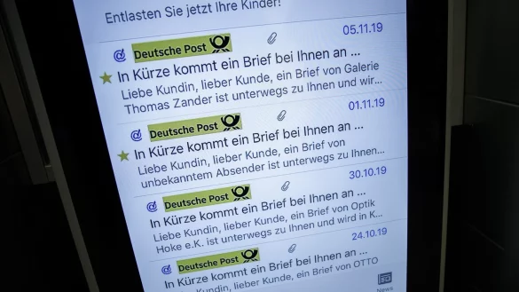 E-Mail von der Deutschen Post - &copy; Foto: Carsten Koall/dpa