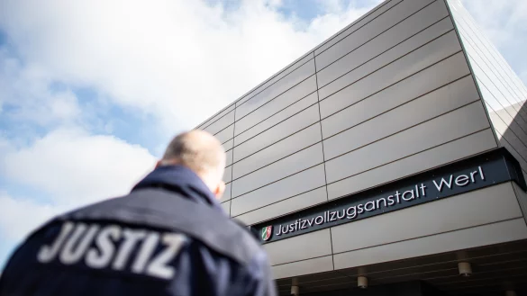 Ein Justizvollzugsbeamter steht an der Hauptforte der Justizvollzugsanstalt (JVA) Werl. Nach monatelanger Flucht wurde der als gef&auml;hrlich eingestufte H&auml;ftling Daniel V. aus der JVA Werl in Serbien gefasst. - &copy; Guido Kirchner/dpa