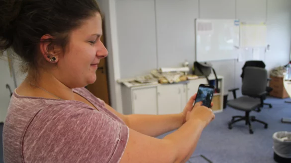 LZ-Volont&auml;rin Yvonne Glandien testet eine erste verf&uuml;gbare Version f&uuml;r Android. - &copy; Seda Hagemann