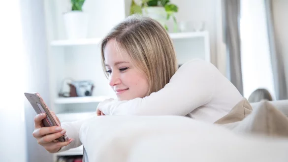 Mit Smartphone - &copy; Foto: Thomas Geiger/dpa-tmn