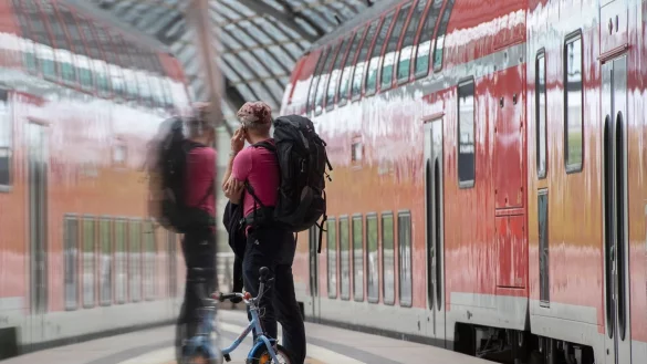 Mit dem Handy am Bahnhof - &copy; Foto: Paul Zinken/dpa-Zentralbild/dpa