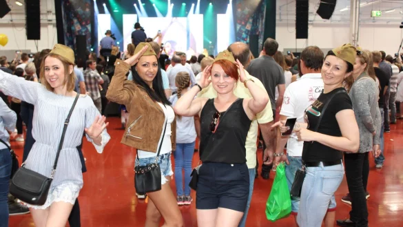 Stimmung: Besucherinnen tanzen zu der Musik von Semen Frolov, der auf der B&uuml;hne steht. - &copy; Sandra Castrup