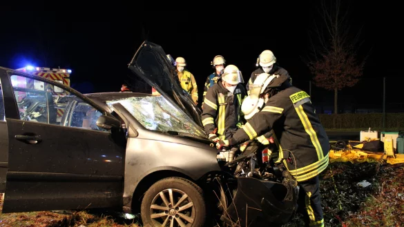 Die Einsatzkräfte der Feuerwehr öffnen nach dem schweren Unfall auf der Heerserheider Straße in Bad Salzuflen den Motorraum des VW Polos, um die Batterie abzuklemmen. 
- © Daniel Hobein / Feuerwehr Bad Salzuflen
