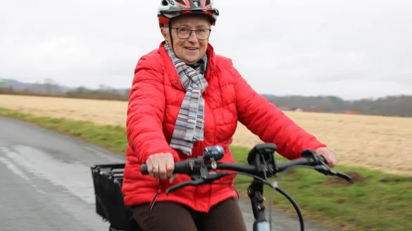 Immer in Bewegung und nie ohne Helm: Regina Schremmer (85) fährt auf ihrem E-Bike auch noch bis nach Bielefeld. Sie peilt in diesem Jahr ihr 61. Sportabzeichen an. - © Annika Langhagel