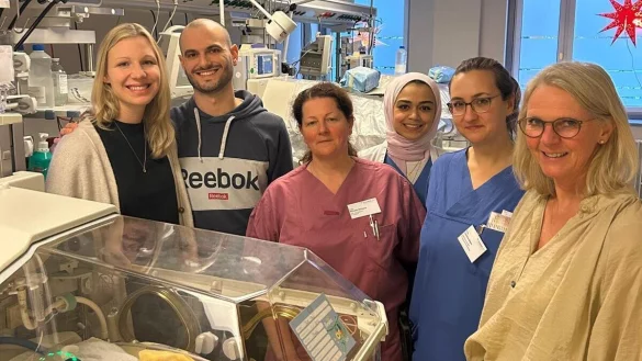 Der kleine Theo umringt von Familie Dück, Hebamme Michaela Mühligans, Assistenzärztin Haneen Abdelrahman, Neo-Schwester Valentina Knaack und Chefärztin Dr. Corinna Bryan (von links). Die entbindende Hebamme war Germina Welker (nicht auf dem Foto). - © Klinikum Lippe