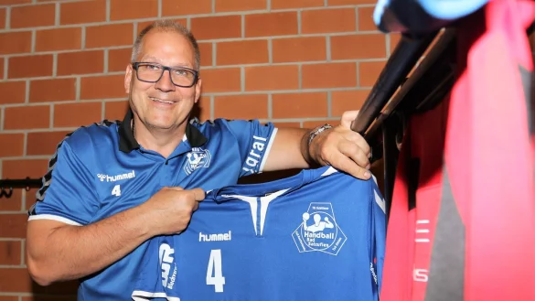 Ob auf der Tasche, auf den Trikots, auf der Hose oder auf dem Trainer-Shirt: Jens Freiers Lieblingszahl ist &uuml;berall pr&auml;sent, auch beim Fototermin in der Kabine. - &copy; Oliver K&ouml;nig