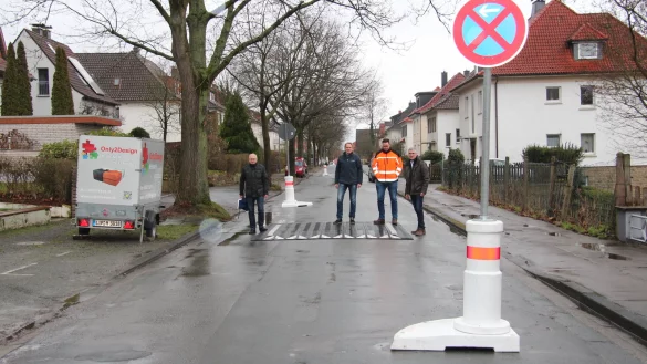 Bis zum Sommer werden die Ma&szlig;nahmen zur Verkehrsberuhigung in der Hermannstra&szlig;e nun gepr&uuml;ft, die (von links) Frank Rayczik, Uwe Friedrichsmeier, Bauhofleiter Leif Salitter und Beigeordneter Thorsten Paulussen vorstellen. - &copy; Cordula Gr&ouml;ne