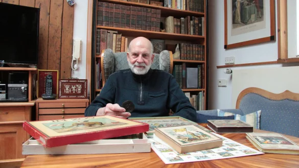 Dieter Mensenkamp hat in seinem Leben &uuml;ber 5000 alte Spiele gesammelt. Viele davon hat er jetzt Museen &uuml;berlassen. Einige Spiele hat er aufgehoben. In der Hand h&auml;lt er sein &auml;ltestes Spielobjekt - einen Spielstein aus dem Jahr 1570. - &copy; Karolina Schmidt