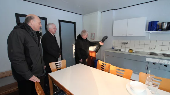 Im K&uuml;chenbereich: Linthildis Ziemer vom Deutschen Erholungswerk zeigt K&auml;mmerer Rolf Stodiek und B&uuml;rgemeister Klaus Geise (von rechts) eins von 30 Ferienh&auml;usern des Feriendorfes, wo Fl&uuml;chtlinge untergebracht werden. - &copy; Patrick Bockwinkel