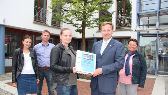 Gute Stimmung bei der &Uuml;bergabe der Unterschriften: (von links) Dina T&ouml;ws, Fachbereichsleiter Olaf Kupsch, Daniela Kara, B&uuml;rgermeister Dr. Andreas Wulf und Jana Franke vor dem Rathaus. - &copy; Cordula Gr&ouml;ne