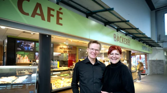 Christian Schenke (58), Leiter des Marktes im G&uuml;tersloher Hauptbahnhof mit Editha Cause, Mitarbeiterin der ersten Stunde. - &copy; Andreas Fr&uuml;cht