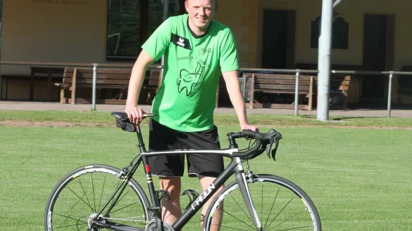 Mit seinem Rennrad am Paradies: Simon Strohdiek. - &copy; Sebastian Lucas