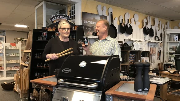 „inko"-Geschäftsführer Roland Hoff, der den Preis für die LZ-Leser sponsert, freut sich mit Verkäuferin Jutta Büngerer auf ein leckeres Wochenende mit perfektem Grillwetter. - © Seda Hagemann