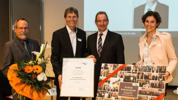 Dank mit Blumen: Tilmann Fischer (Kuratoriumsvorsitzender Studienfonds OWL, v. l.), Nikolaus Risch (Ehrenvorsitzender Studienfonds), Oliver Herrmann (Vorstandsvorsitzender Studienfonds) und Katja Urhahne (Gesch&auml;ftsf&uuml;hrerin Studienfonds). - &copy; Martin Brockhoff