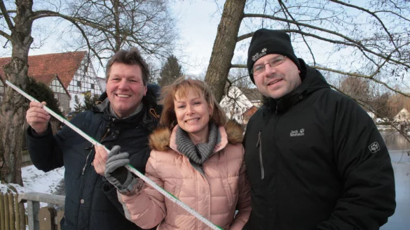 Im Fr&uuml;hjahr 2018 war noch alles in Ordnung: der neue Vorstand des B&uuml;rger- und Verkehrsvereins Alverdissen bei Amtsantritt am Alverdisser Torteich (von links) Klaus D&uuml;wel (stellvertretender Vorsitzender), Natalie Sundermann (Schriftf&uuml;hrerin) und Jens Baumann (Vorsitzender). Nun treten alle Vorstandsmitglieder zur&uuml;ck. - &copy; Sylvia Frevert