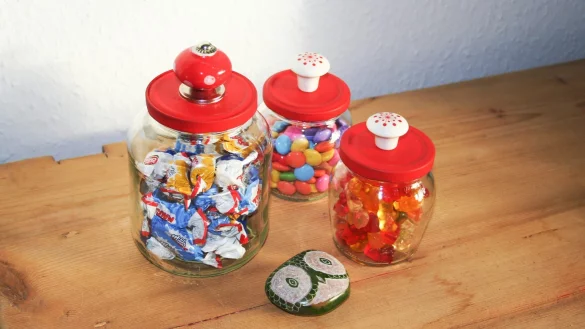 Bunte Haken und Dekogl&auml;ser - &copy; Foto: diy-academy.eu/dpa-tmn