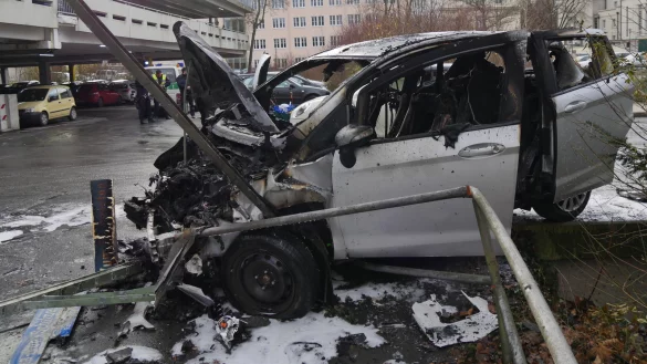 Nach einem Autobrand in der Detmolder Innenstadt sucht die Polizei nach den couragierten Ersthelfern. - &copy; Jost Wolf