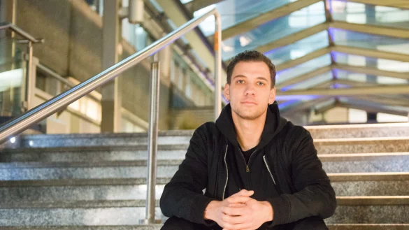 Long-Covid Patient Mark D&ouml;ring sitzt auf der Treppe, die zum Haupteingang des Klinikums f&uuml;hrt. W&auml;hrend seiner Krankheit w&auml;re die f&uuml;r ihn un&uuml;berwindbar gewesen. - &copy; Ralf Bittner