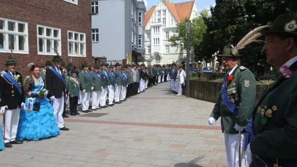 Großer Bahnhof: Bataillonskommandeur Detlef Bollhöfer begrüßt das Bad Salzufler Bataillon und Gastvereine vor der Post - © Daniel Hobein